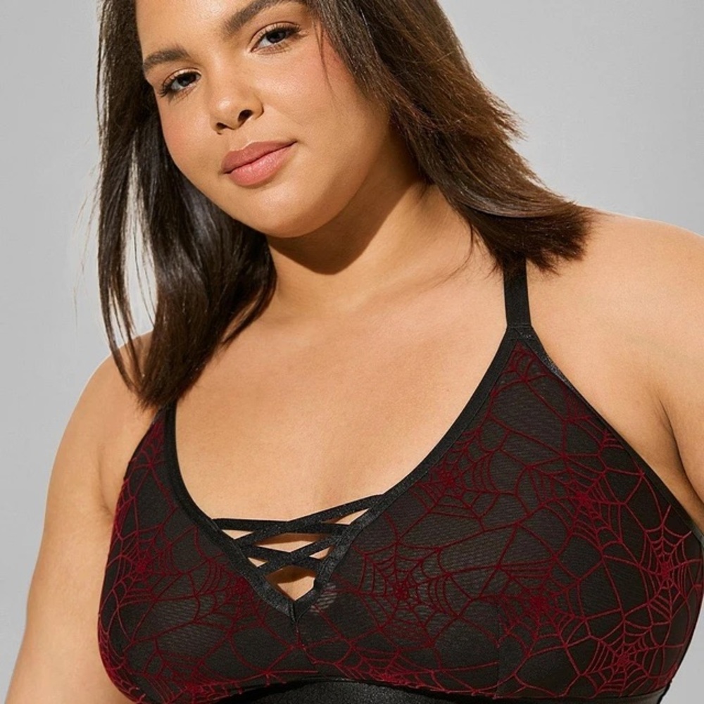 Torrid Black and Red Spiderweb Mesh Bralette Shirt ze 3